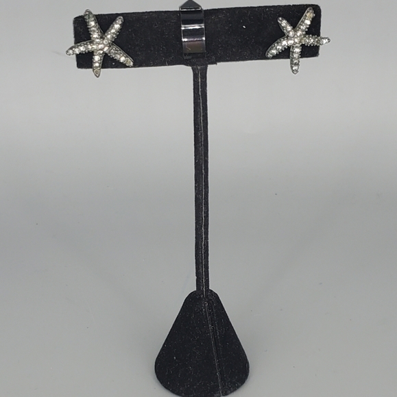 Guess Gunmetal Figaro Chain, Starfish Earrings and Pyrimad Earring Cuff Set - Picture 4 of 14